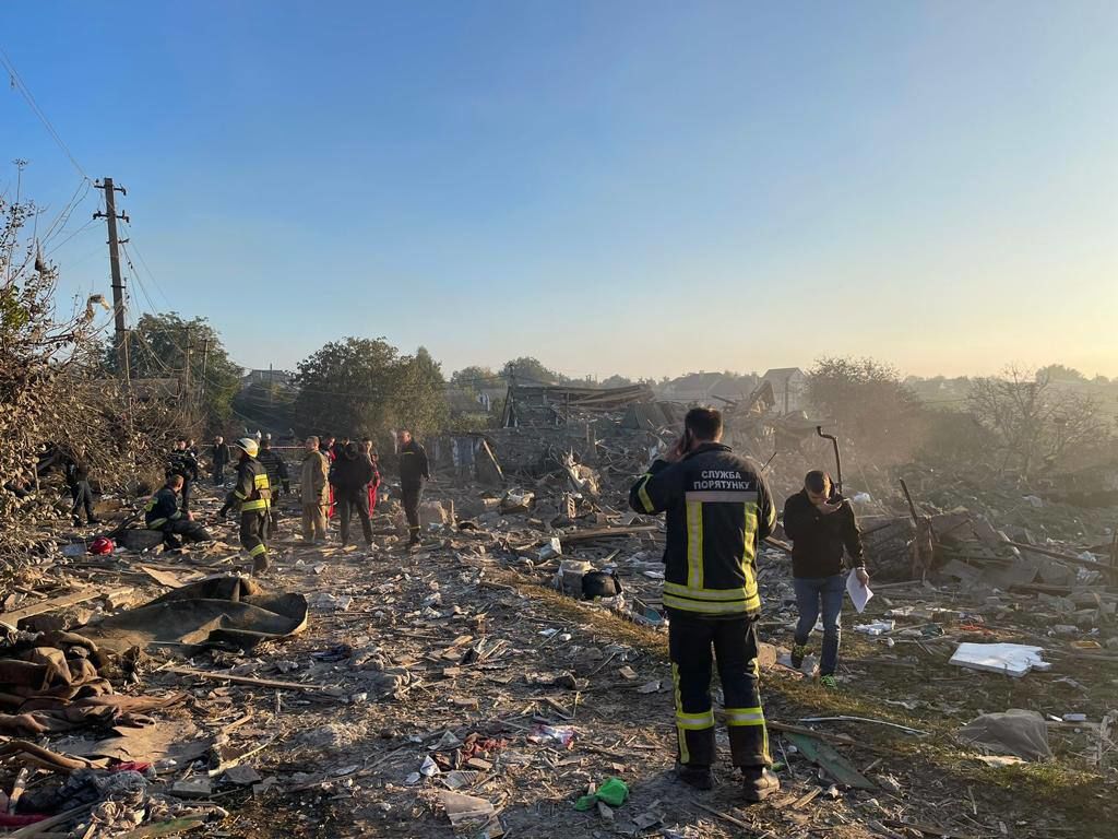 Последствия ракетных обстрелов гражданской колонны в Запорожье и центра Днепра